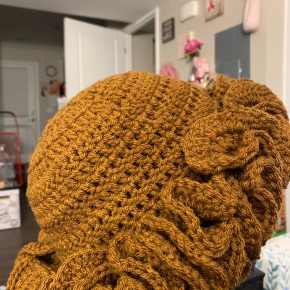 Crochet ruffle hat - Picture 2 of 3